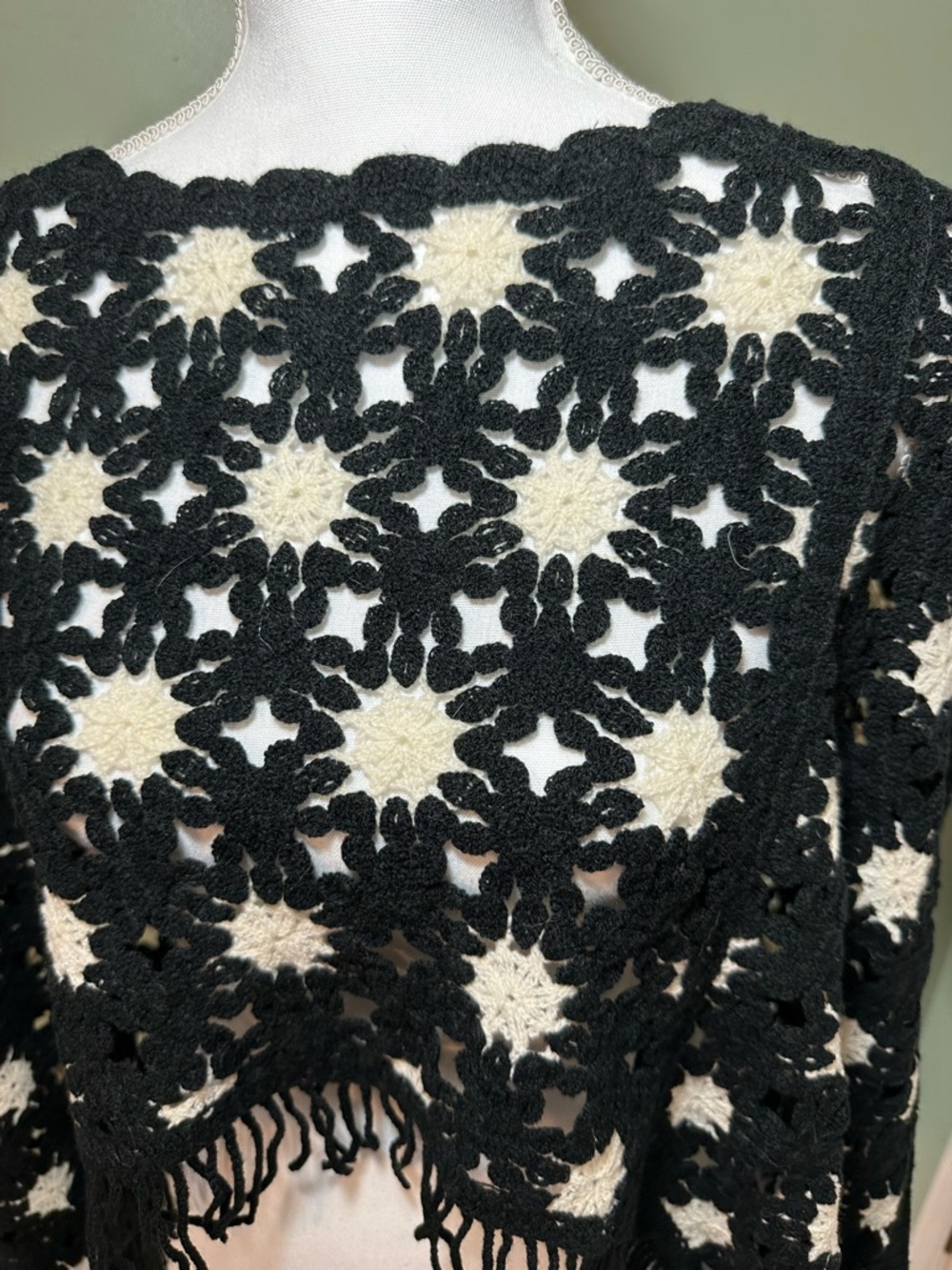House of Harlow 1960 Crochet Floral Fringe Poncho One Size - Picture 2 of 8
